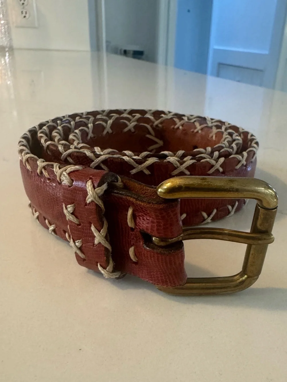 Leather belt in cognac with X stitching and brass hardware
